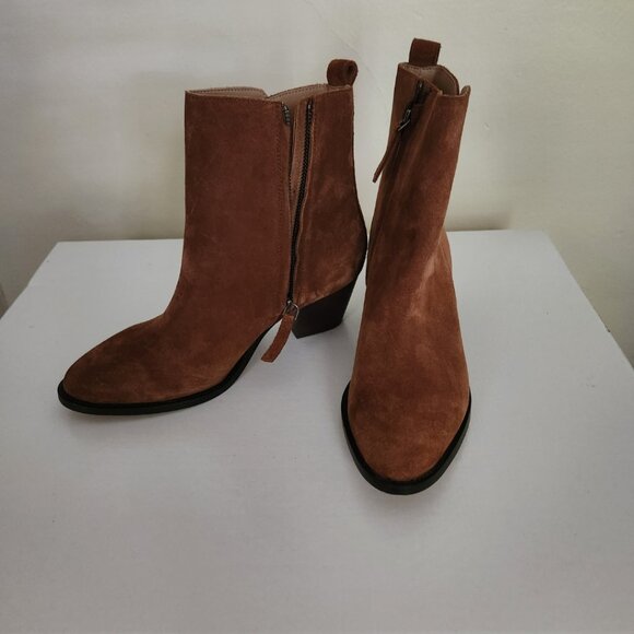 Banana Republic Suede Chelsea Bootie 8.5 in Spaniel Brown - Picture 1 of 8